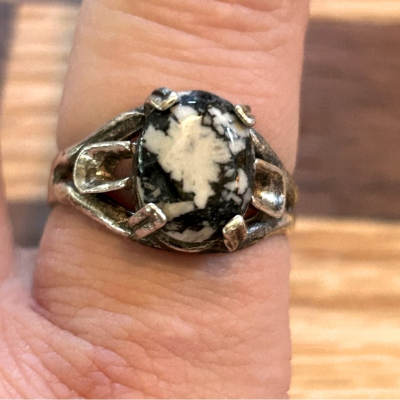 Lovely Little Flower Rock Ring.  Very unique & beautiful style - Picture 1 of 10